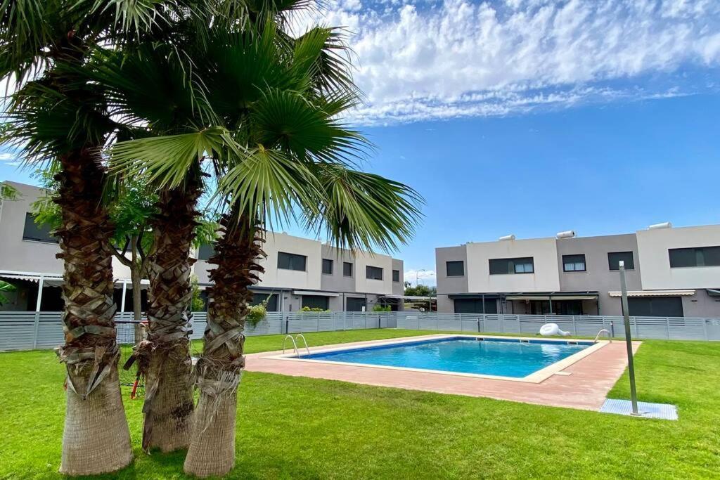 Chalet Moderno Con Piscina En Mont - Roige Bahia Bagian luar foto
