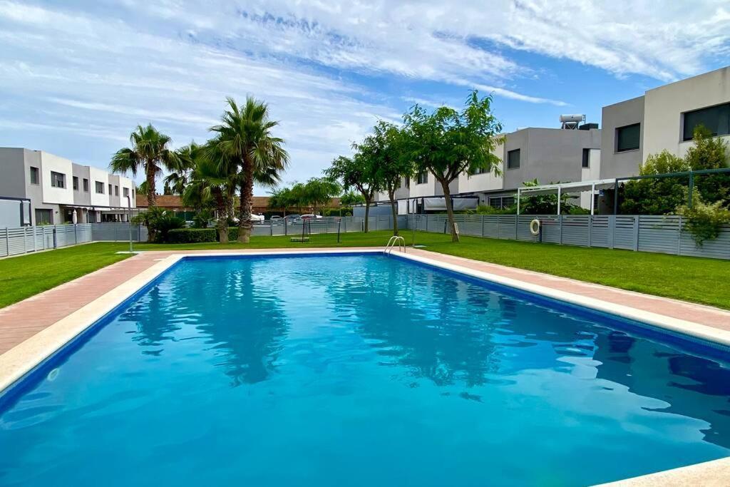 Chalet Moderno Con Piscina En Mont - Roige Bahia Bagian luar foto