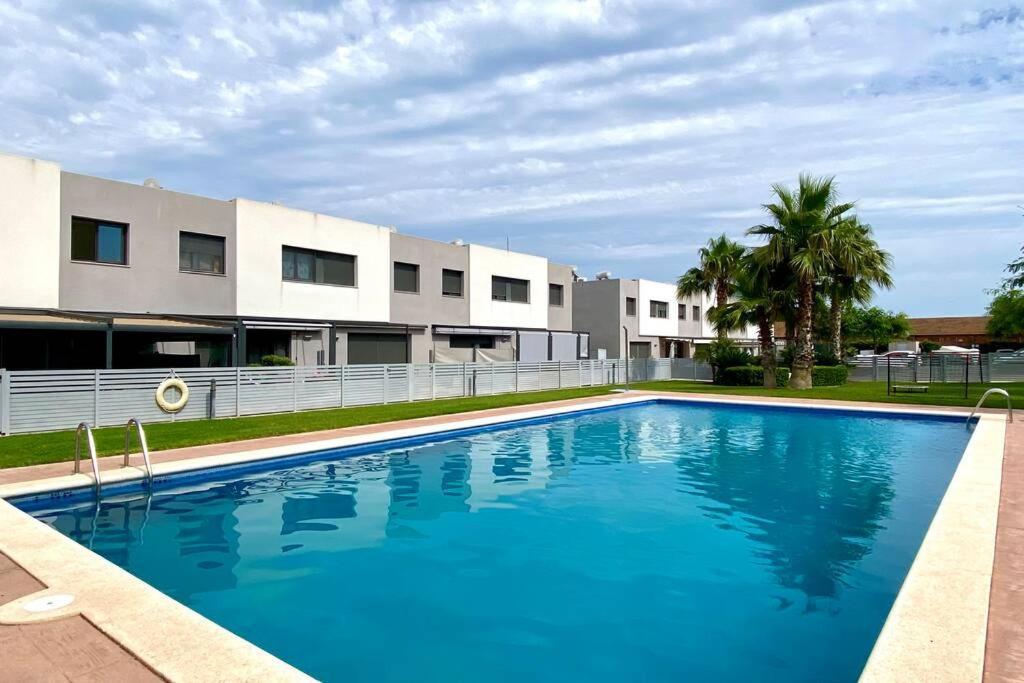 Chalet Moderno Con Piscina En Mont - Roige Bahia Bagian luar foto